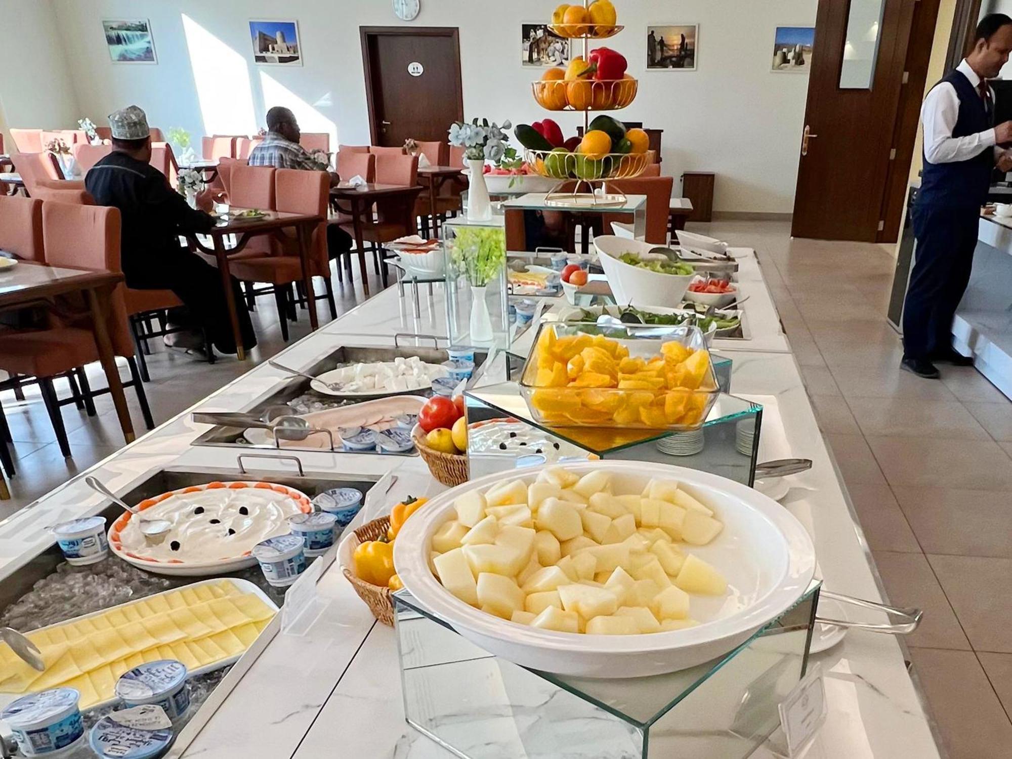 Rozana Hotel Muskat Bagian luar foto